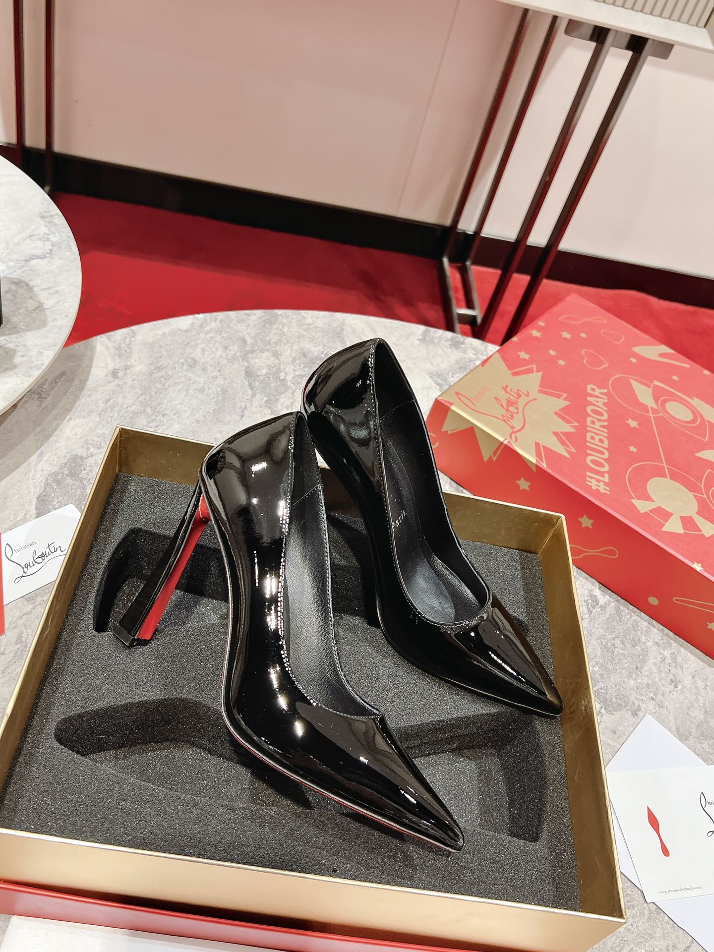 Black Pointed-Toe Pumpss